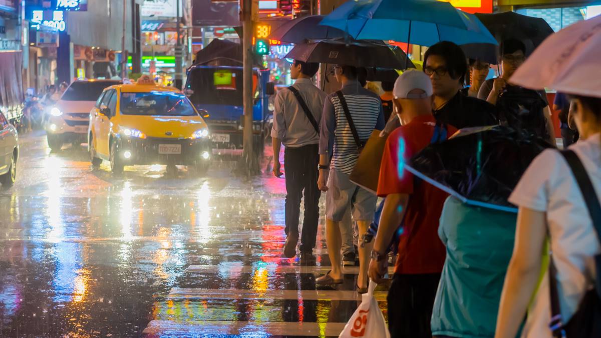 明天會放豪雨假？８縣市山區已達停班停課標準，政府放假標準一次看