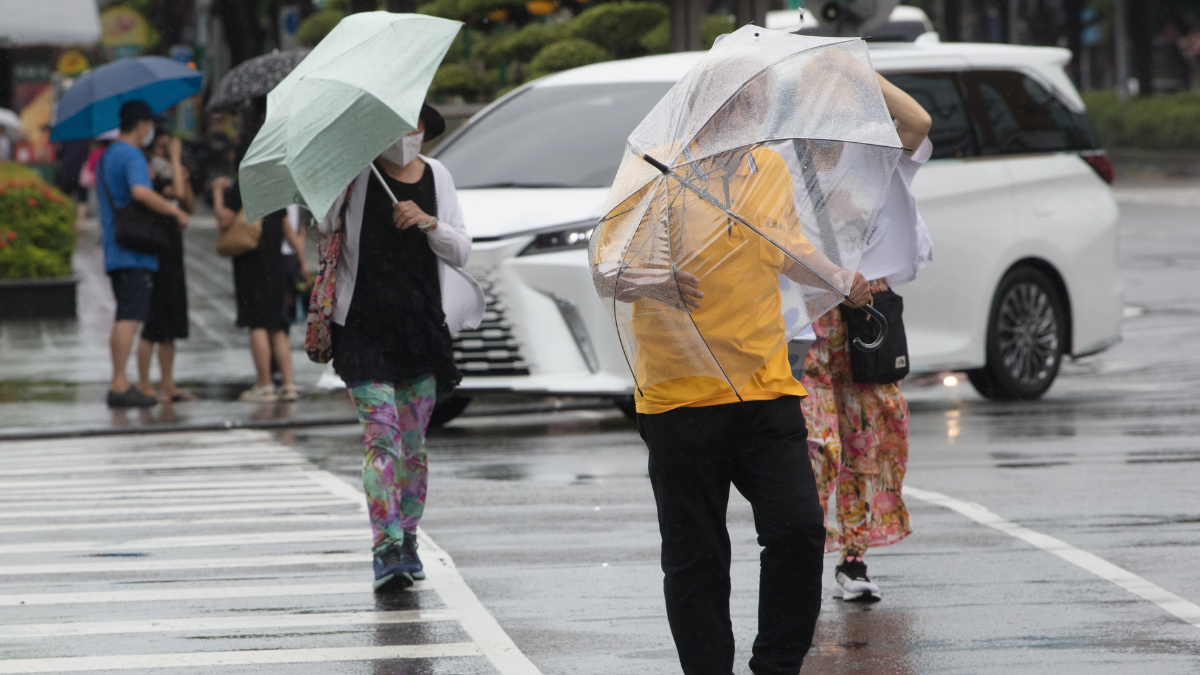 豪雨狂炸會放假?「這些地方」明天達停班停課標準,最新雨量預測揭曉 豪雨狂炸會放假?「這些地方」明天達停班停課標準,最新雨量預測揭曉