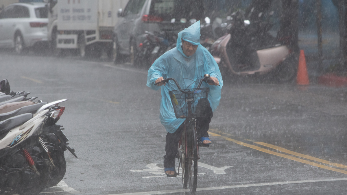 豪雨狂炸會放假？「這些地方」明天達停班停課標準，最新雨量預測揭曉