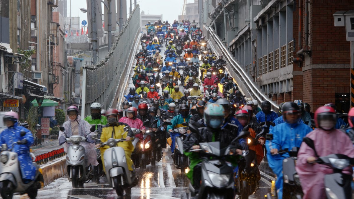 下雨天騎車鞋子濕掉怎麼辦？達人教１招快速弄乾，網友再推１穿搭防水不怕濕