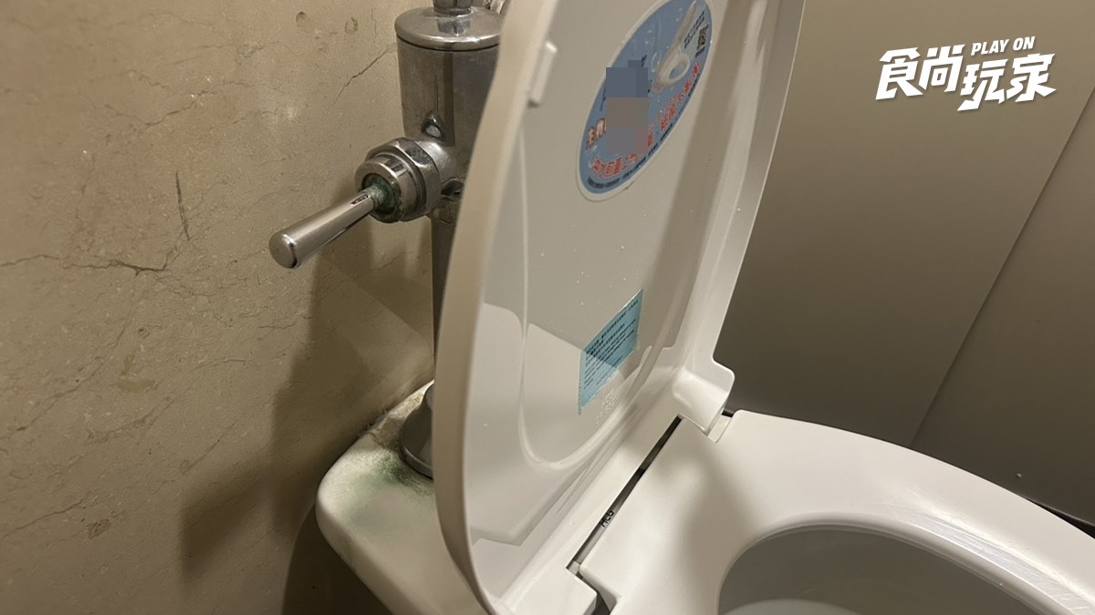 公廁沖水用手壓還是腳踩？馬桶大廠給正解「做錯小心壞掉」，一堆人不知道
