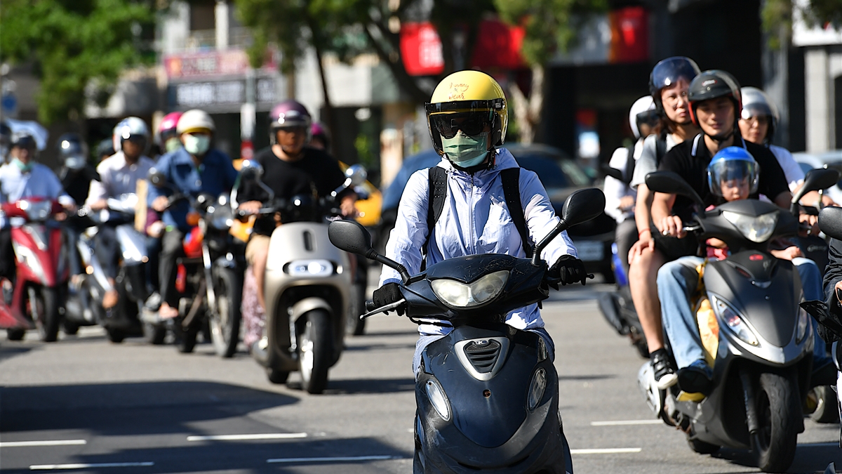 防曬外套哪件最有用？網友推薦１品牌贏過UNIQLO：涼爽透氣、中午騎車也穿得住