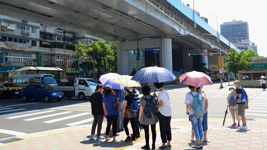防曬外套哪件最有用？網友推薦１品牌贏過UNIQLO：涼爽透氣、中午騎車也穿得住