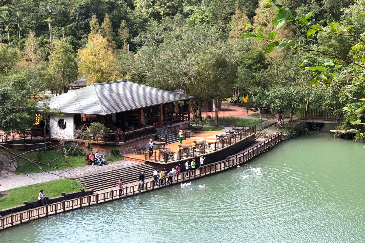 全台首座環湖充氣城堡！長埤湖打造300坪水上氣墊樂園，50元入園賞湖景步道