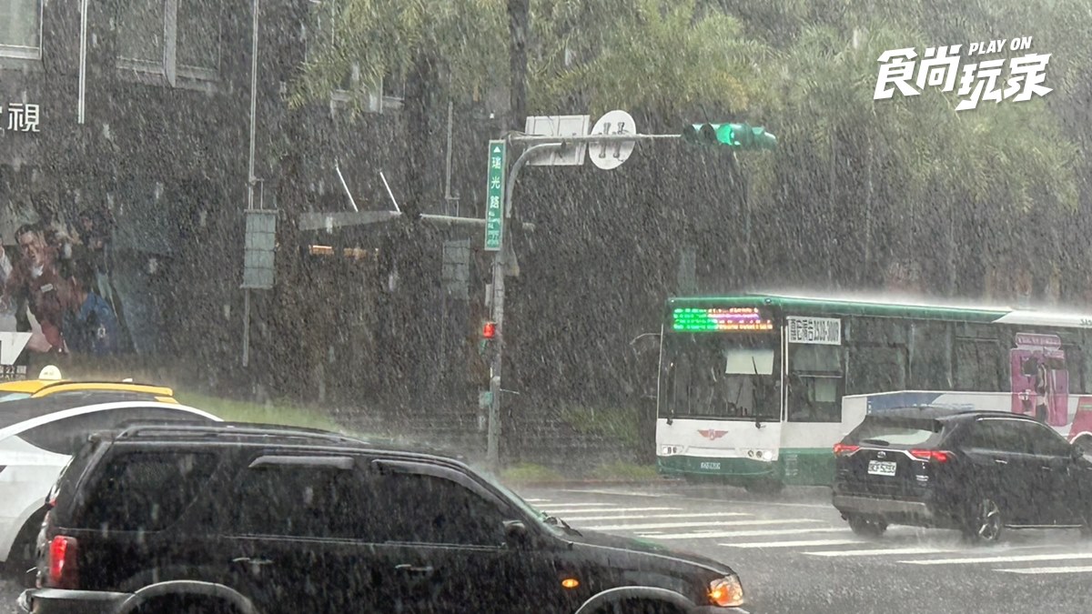 明天停班停課最新通知！「這些地方」已宣布放假，19縣市雨彈狂炸拉警報
