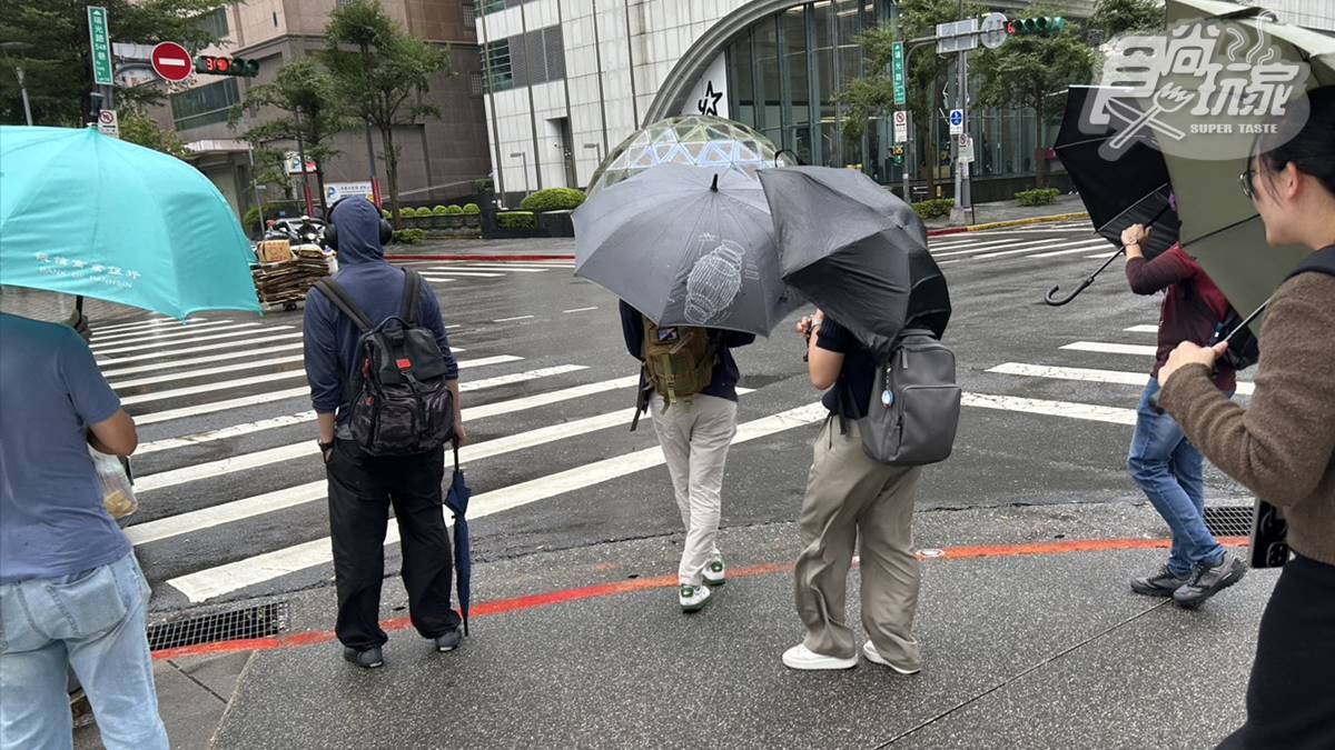 明天停班停課最新通知！「這些地方」已宣布放假，19縣市雨彈狂炸拉警報