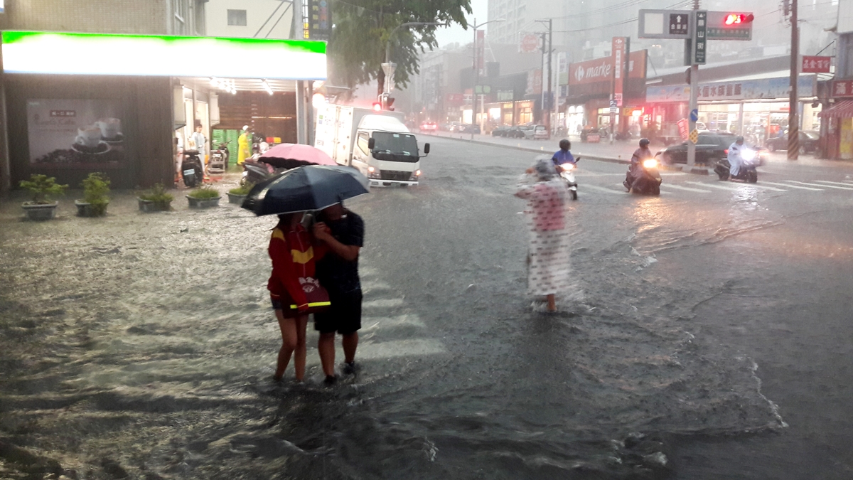 雨還沒下完！全台防雨彈「５縣市已宣布停班停課」，直到這天才轉晴