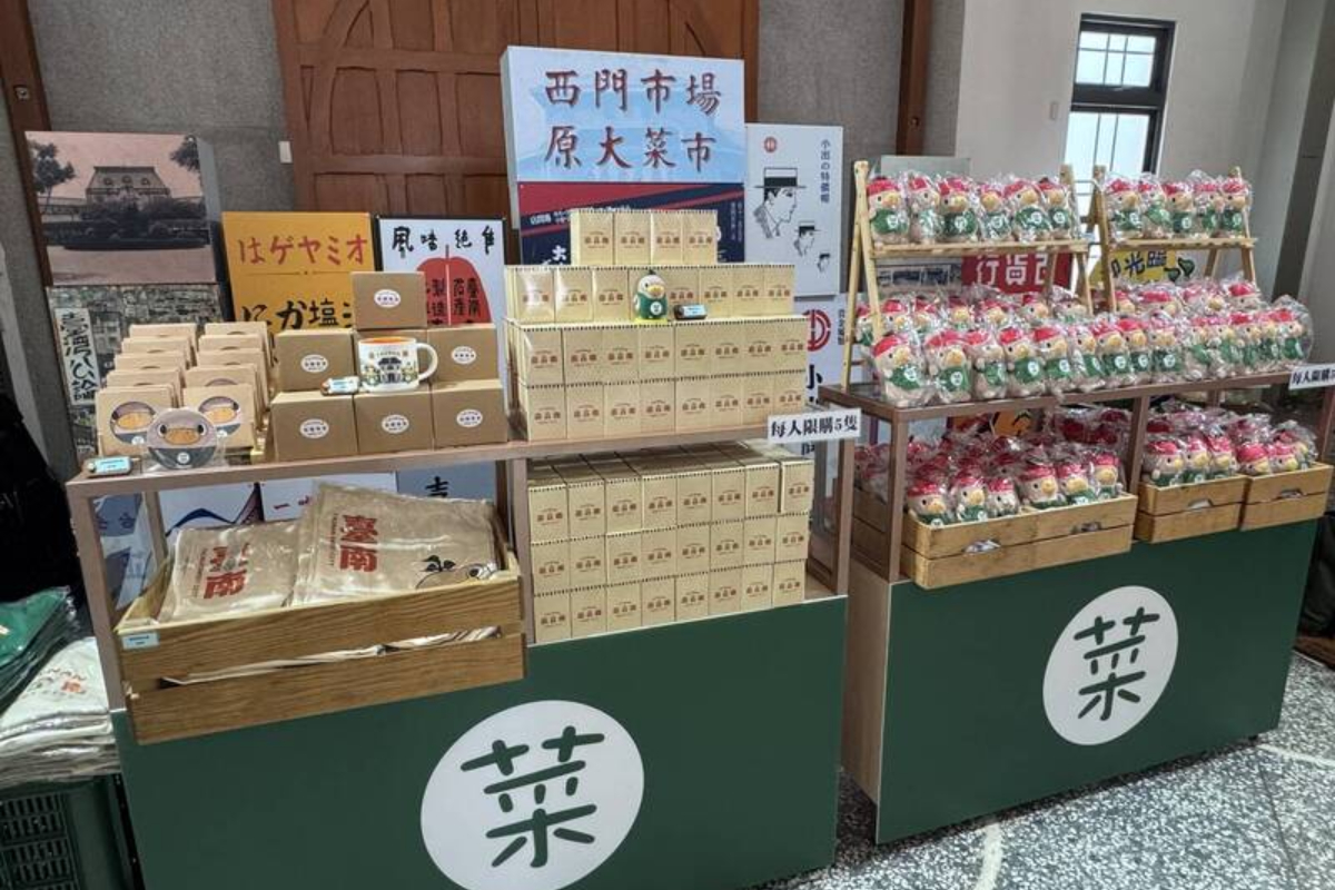 全網瘋搶「菜奇鴨、夜奇鴨」！預購首日秒殺，台南西市場「方塊毛怪牆」爆紅