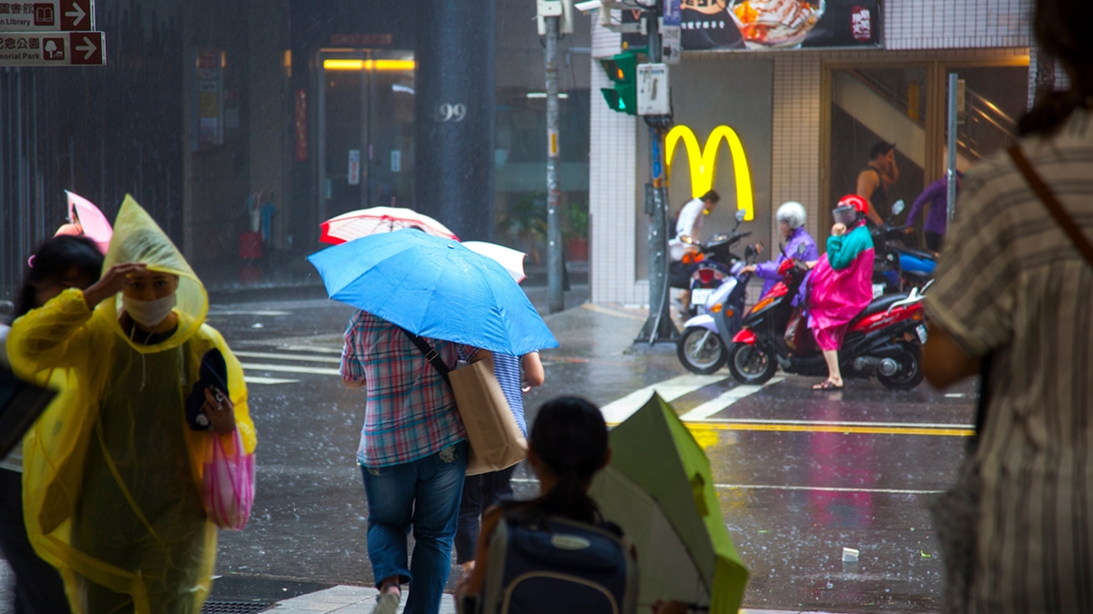 撐傘、穿雨衣還是全身濕？醫曝「最強防雨３件組」不怕濕：以免香港腳、失溫