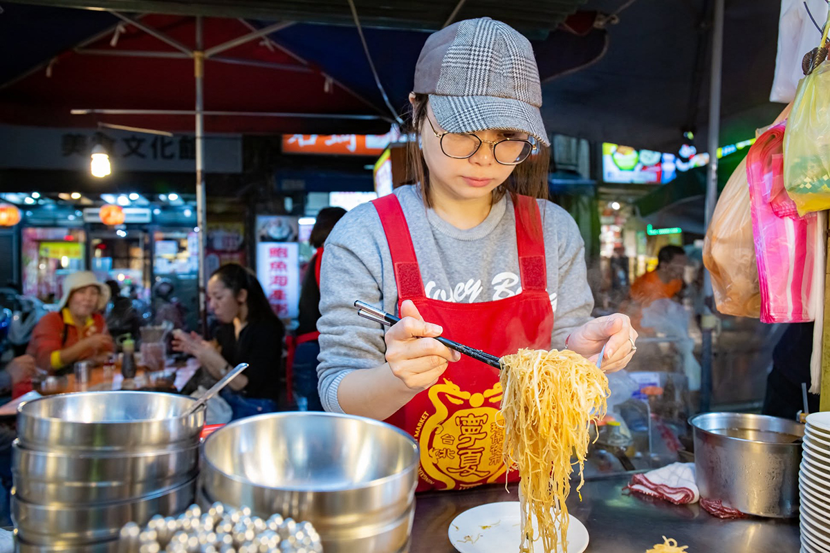 台北夜市打牙祭優惠開跑！免費送維力炸醬麵、隱藏版美食，外送滿百折20元