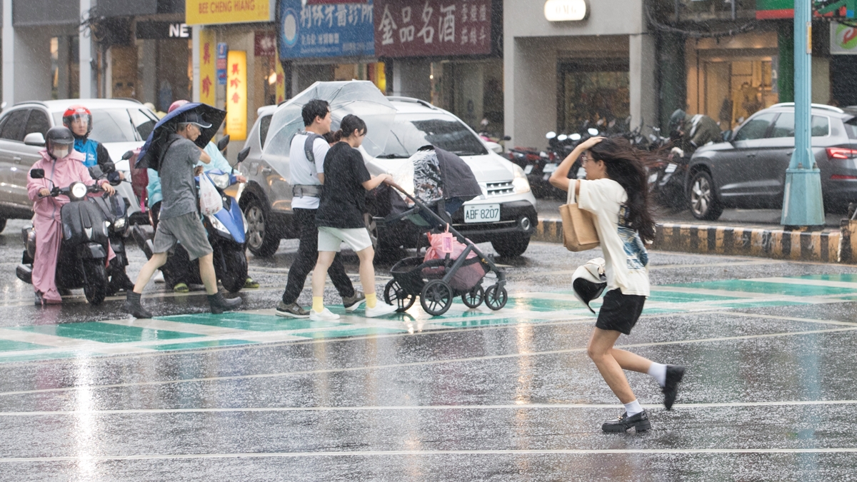 明天停班停課最新通知！「北北基等12縣市」宣布颱風假，全台風雨時程一覽