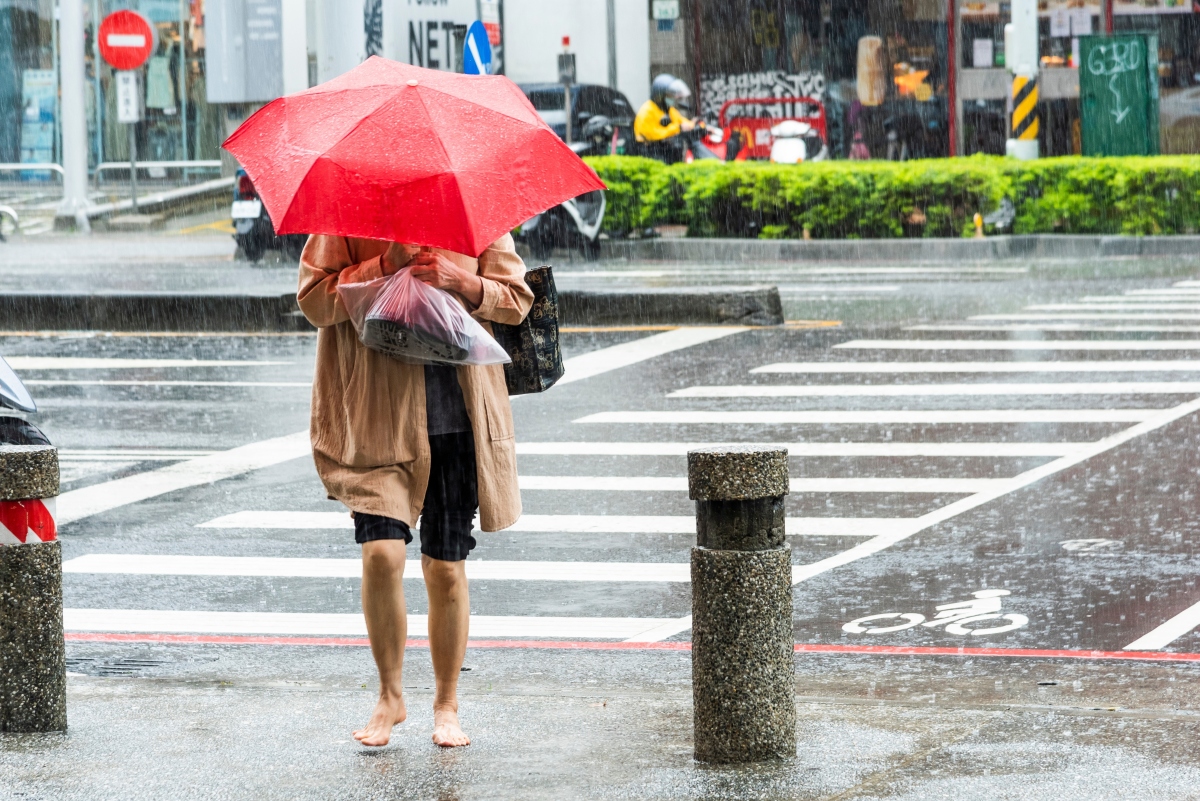 明天放颱風假？19縣市達停班停課標準！各地最新風雨預測：巴威這時才遠離