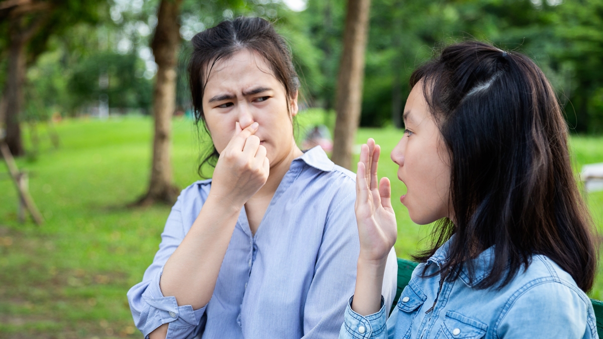 嘴巴很臭怎麼辦？醫揭口臭真正原因與解決方法，口香糖、漱口水竟都沒用
