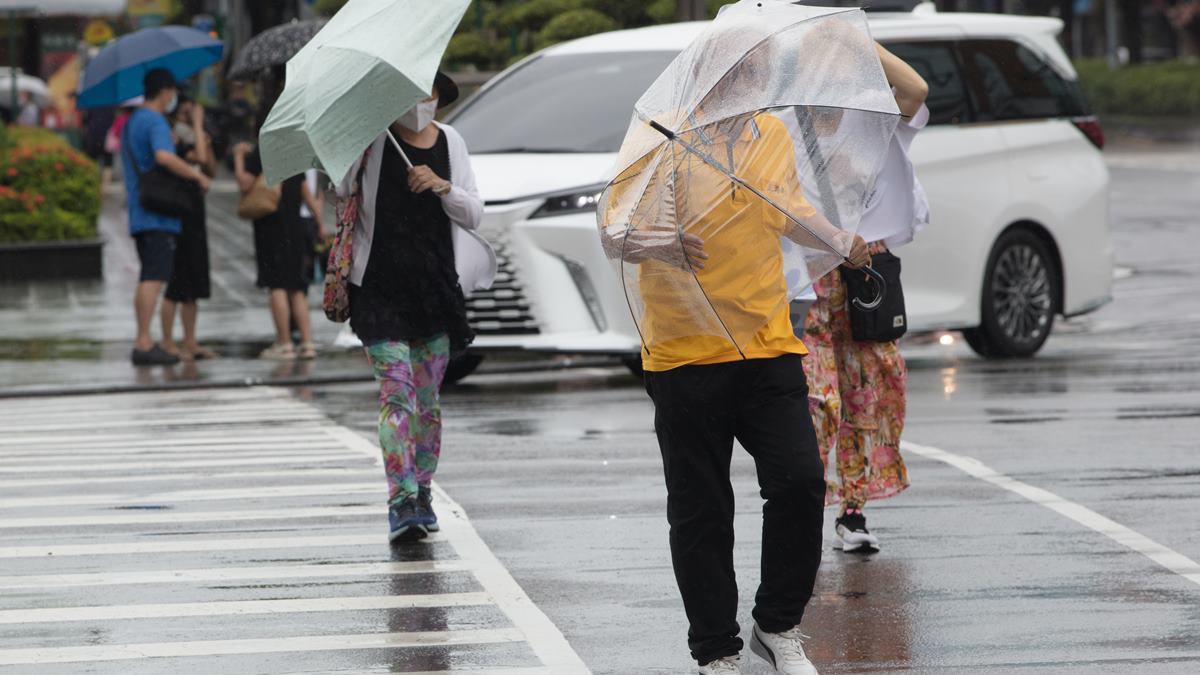 午後要變天了！「13縣市大雨特報」防雷擊強陣風，颱風紅霞最快週五生成