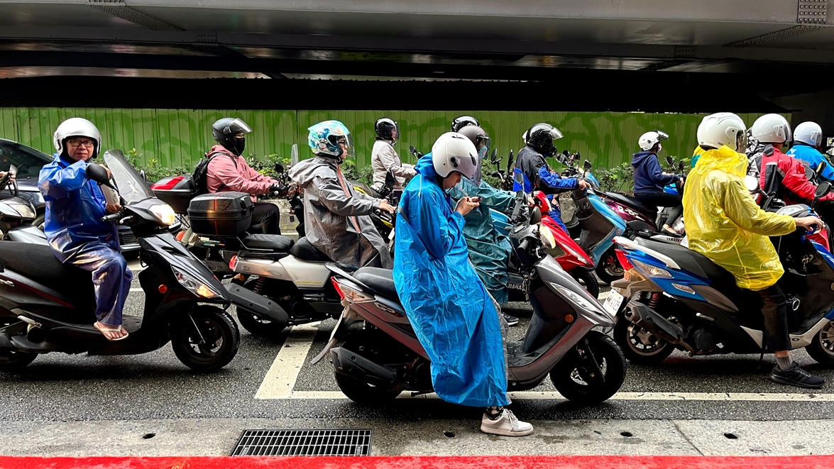 準颱風紅霞路徑變了!「這天最接近台灣」防雷雨,專家:恐有雙颱接力生成 準颱風紅霞路徑變了!「這天最接近台灣」防雷雨,專家:恐有雙颱接力生成
