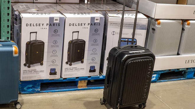 不是萬國通路、RIMOWA！網友讚「２行李箱」耐用又好推：這款去日本超方便