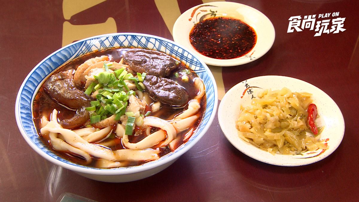 老台北吃貨天堂！台北銀座９家美食：60年牛肉麵、巨無霸餛飩、爆汁雞排必吃