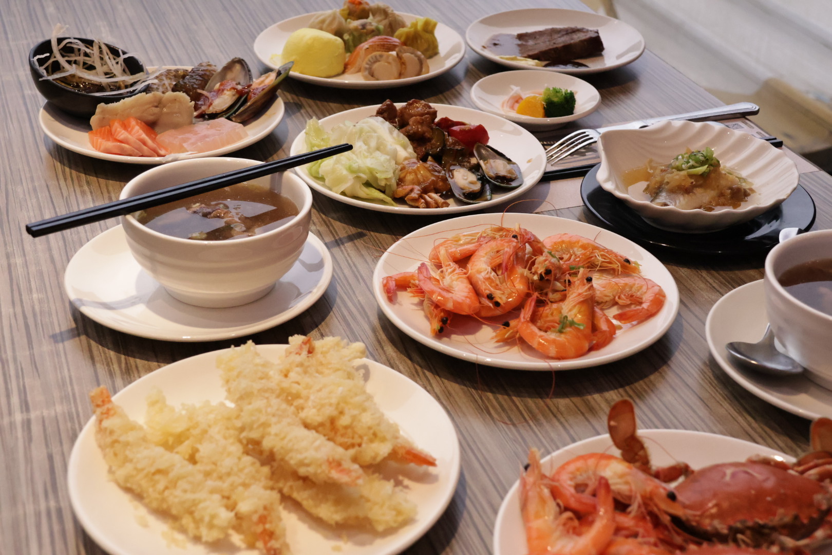 台中超狂Buffet！最低818元起，生魚片、牛肉湯、港點吃到飽，在地人最高７折