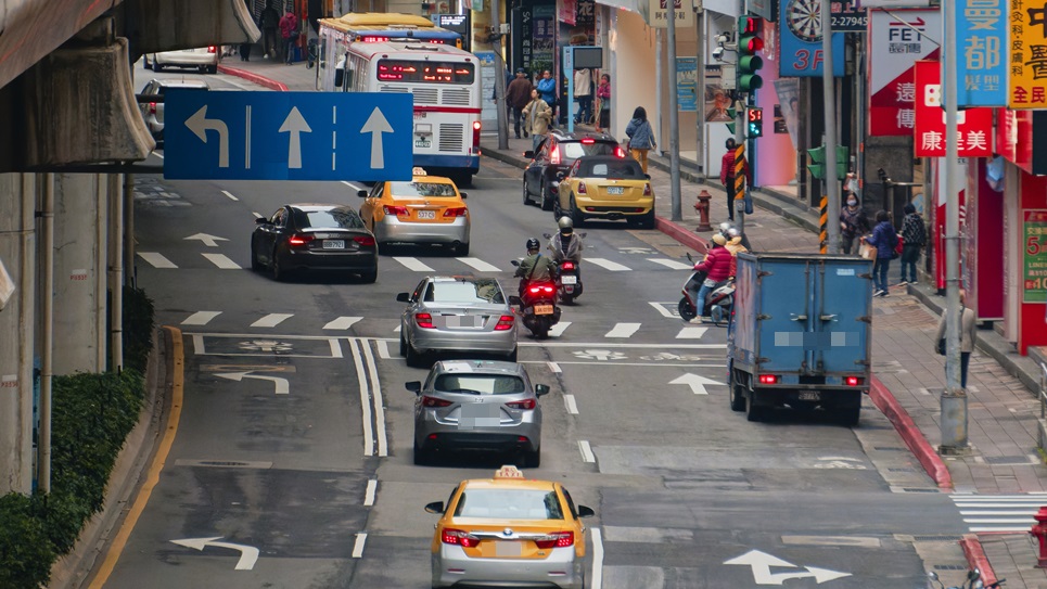 變換車道打方向燈仍被罰1200元！交通局曝違規原因、正確做法：最高罰6000元