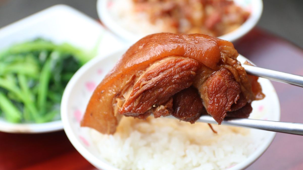 台中24小時「神級爌肉飯」！香滷腳庫軟嫩Q彈，必加靈魂酸菜、辣椒更唰嘴