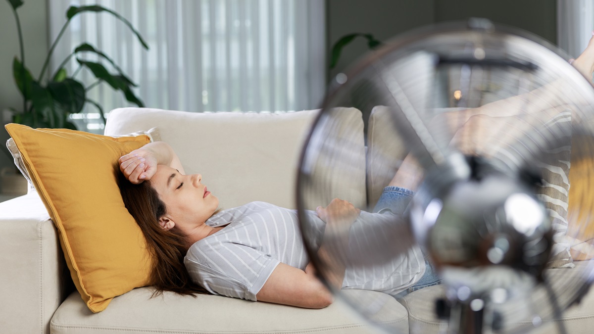 開電風扇睡覺要小心！「錯誤吹法」恐致腹痛又全身痠，吹冷氣靠１按鍵省荷包