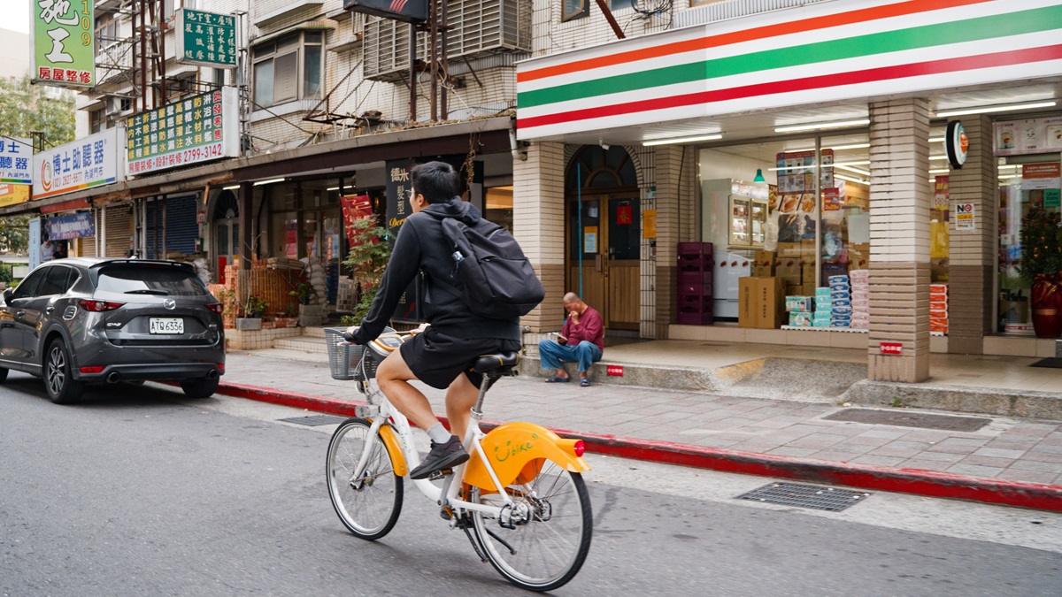 腳踏車可以騎斑馬線？騎YouBike「做錯１事」開罰1200元，拍下車號即可檢舉記點