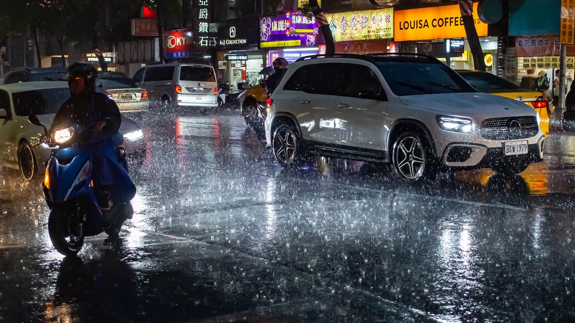 下雨別再狂閃雙黃燈！雨天開車「２錯誤」開罰3600元，信任AUTO模式也中招