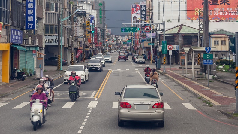 黃線臨停時間多久？人一定要在車上嗎？紅黃線停車規定一覽：做錯開罰1200元
