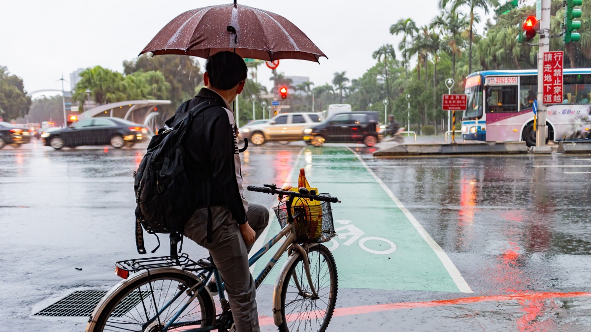 ２熱帶擾動同時醞釀！專家曝這時恐成杜鵑颱風，東北季風增強雨區擴大