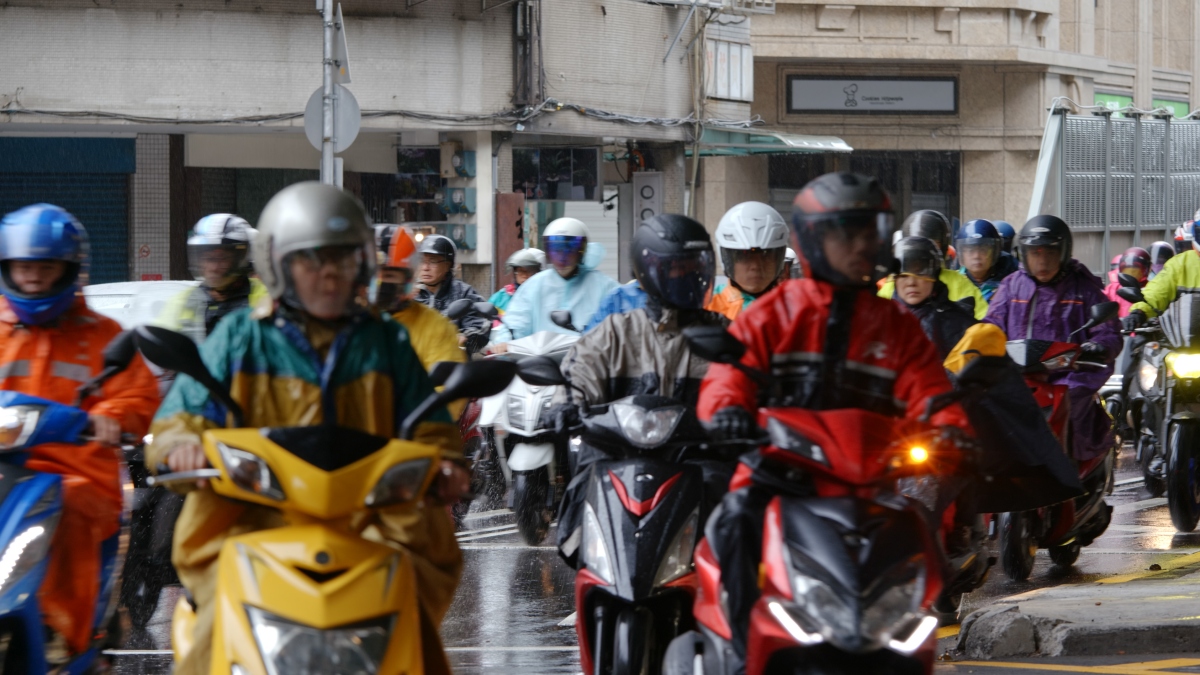 下雨天雨衣怎麼穿不會濕？網友狂推２牌子不漏水：便宜好穿、15年沒壞