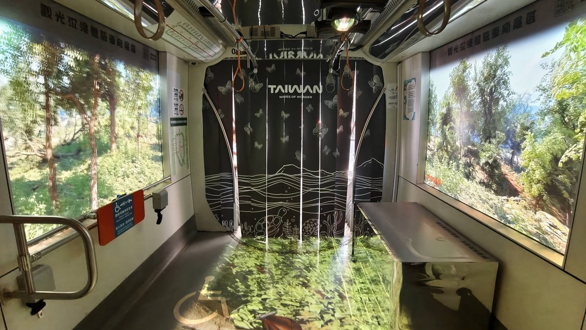 高雄輕軌史上最美列車！夢幻沉浸式投影超好拍，彩繪列車出沒時間、地點查詢