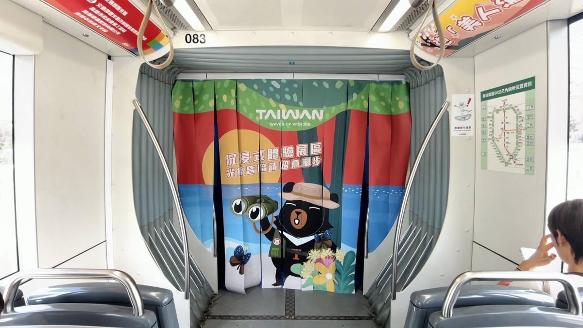 高雄輕軌史上最美列車！夢幻沉浸式投影超好拍，彩繪列車出沒時間、地點查詢