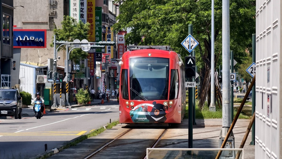 高雄輕軌史上最美列車！夢幻沉浸式投影超好拍，彩繪列車出沒時間、地點查詢