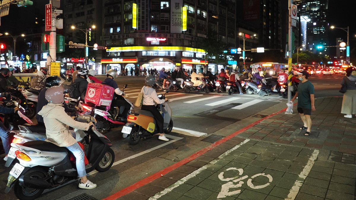 騎士們待轉注意！機車２段式左轉「仍被罰1800元」，警方曝違規原因