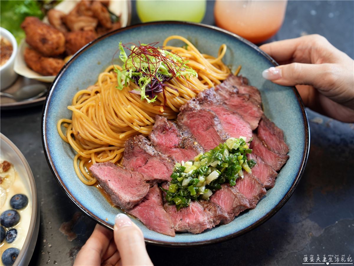 對中身分證送牛排!台中「人氣早午餐」CP值爆表,「8oz牛排義大利麵」肉量超有感 對中身分證送牛排!台中「人氣早午餐」CP值爆表,「8oz牛排義大利麵」肉量超有感