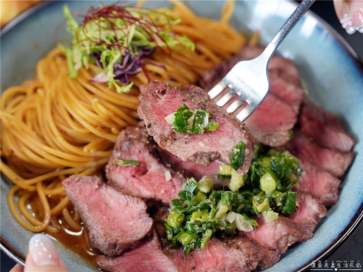 對中身分證送牛排！台中「人氣早午餐」CP值爆表，「８oz牛排義大利麵」肉量超有感