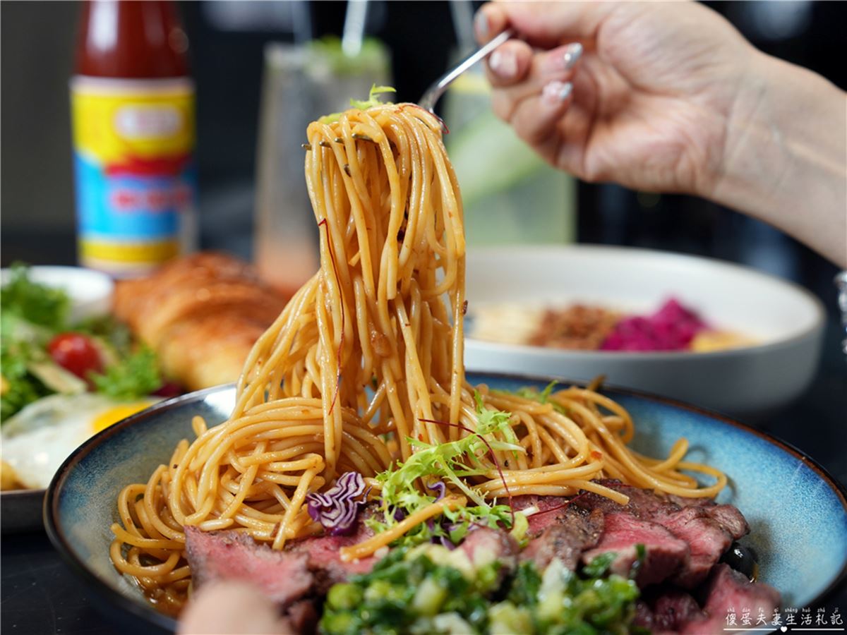 對中身分證送牛排！台中「人氣早午餐」CP值爆表，「８oz牛排義大利麵」肉量超有感