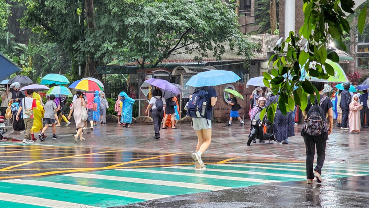 ３地區慎防大雨！準颱風杜鵑最快今生成，最新路徑、對台影響一次看