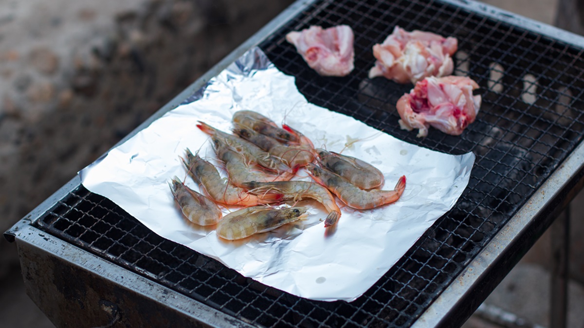 中秋烤肉鋁箔紙哪面朝上？營養師曝99%人都搞錯，別放「這食材」以免傷身