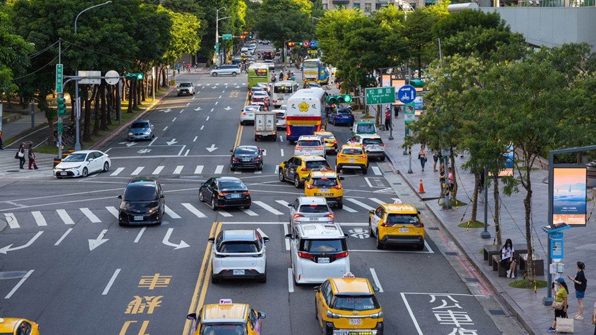 汽機車遇黃燈「該衝過去還是煞車」？警方公布標準答案，最高罰5400元