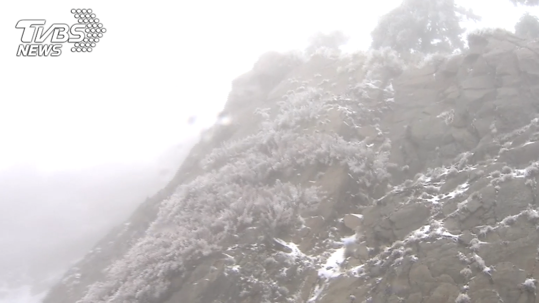 追雪族預備備!合歡山下冰霰「低溫探0度」,白霧繚繞宛如仙境 合歡山白茫茫一片。(圖/TVBS) 好美!松雪樓積雪成銀白世界 合歡山降2021年初雪